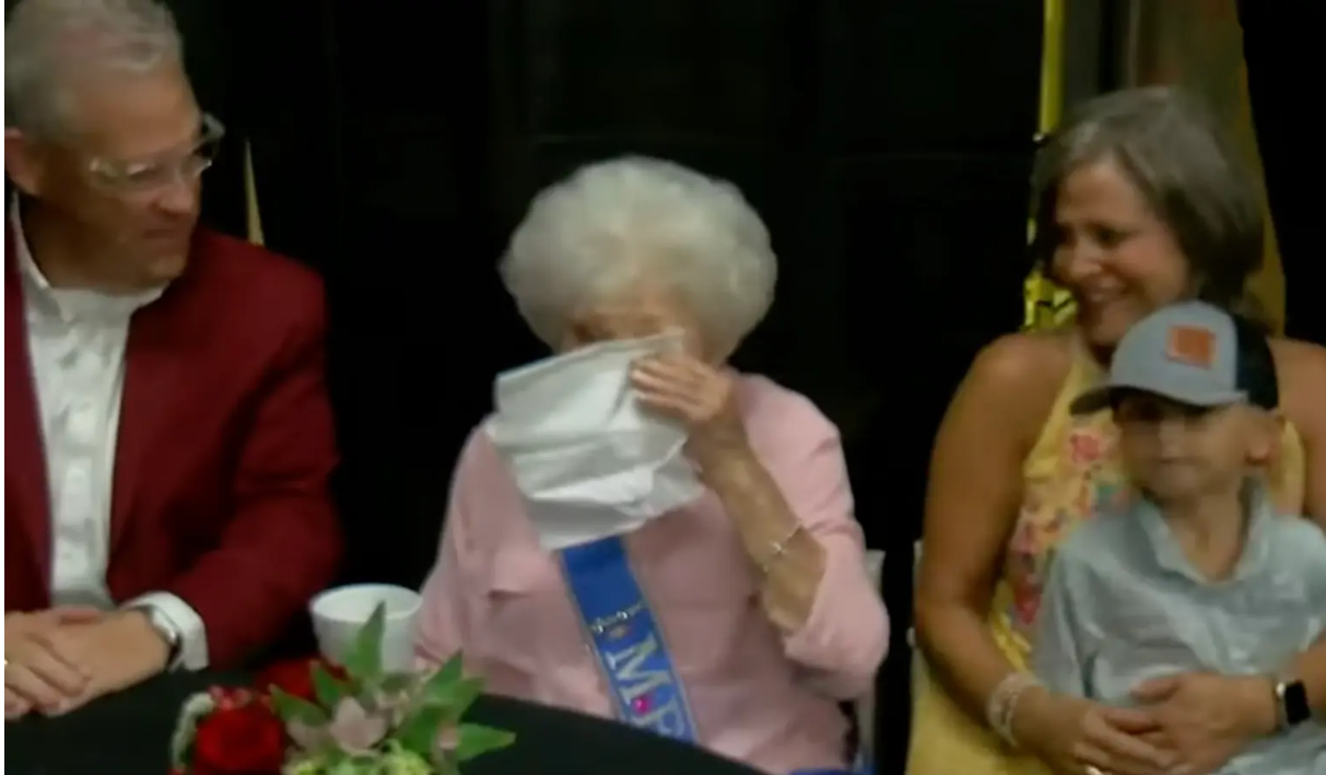 梅班老奶奶領到公司頒發的非凡成就獎感動落淚。（圖／YouTube@KLTV7影片截圖）
